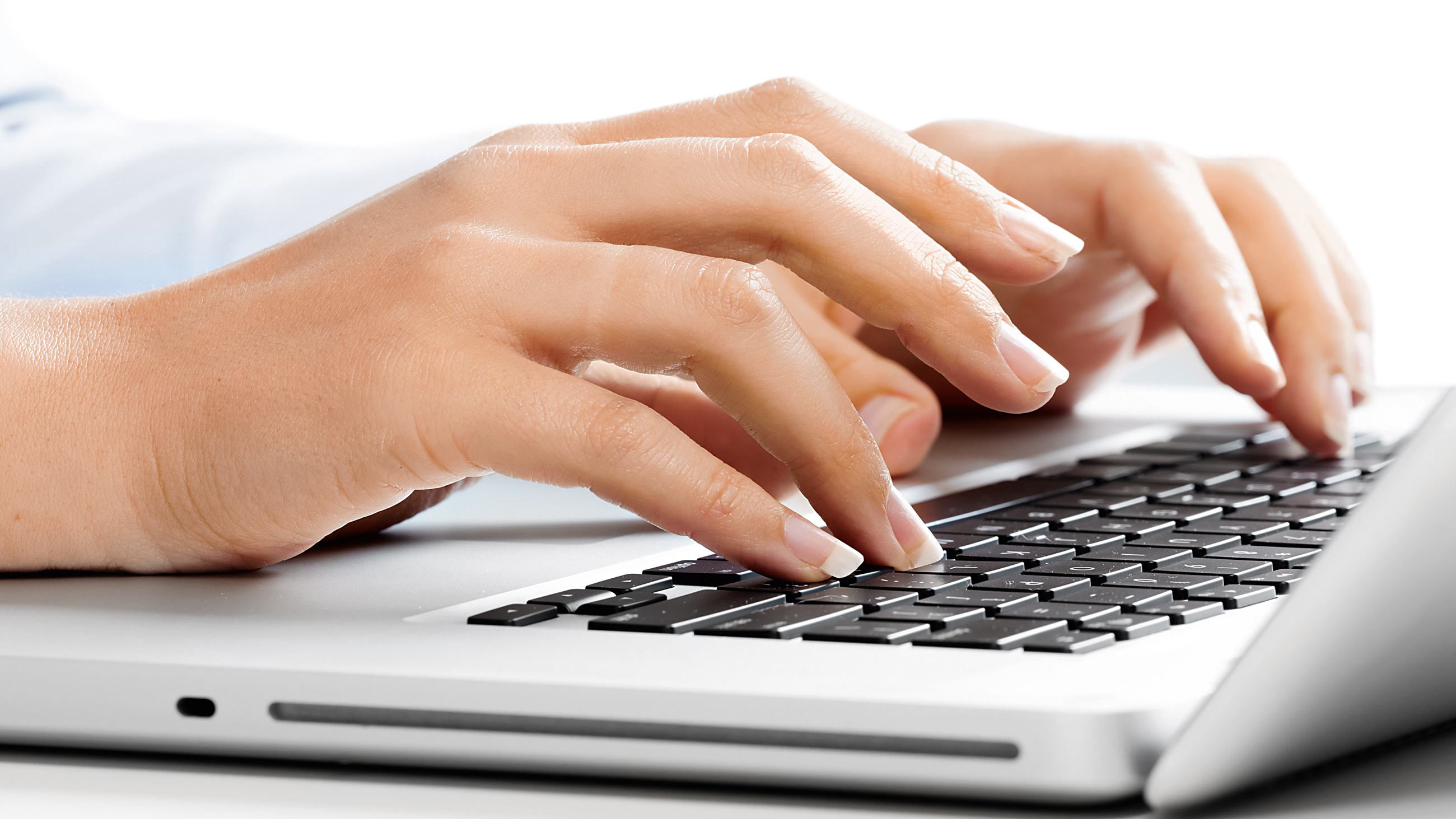 Интернете набор текстов дому. Руки на клавиатуре. Человек печатает на компьютере. Печатает на клавиатуре. Ноутбук руки.