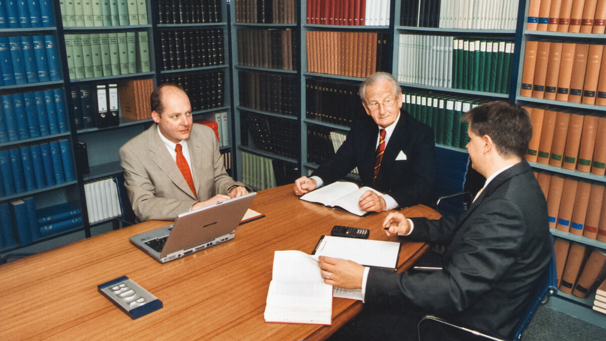 Dr. Jens-Christian Posselt und Friedrich W. Bormann am Hamburger Konferenztisch.