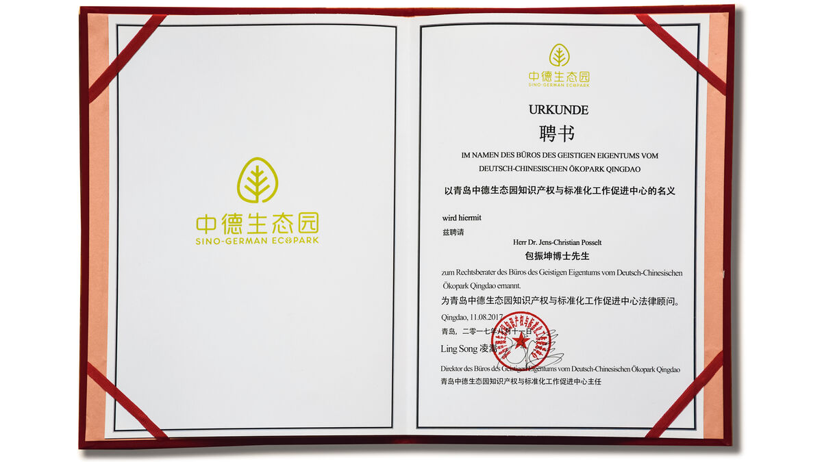 Auszeichnung für Dr. Jens-Christian Posselt vom Deutsch-Chinesischen Ökopark Qingdao Auszeichnung für Dr. Jens-Christian Posselt vom Deutsch-Chinesischen Ökopark Qingdao