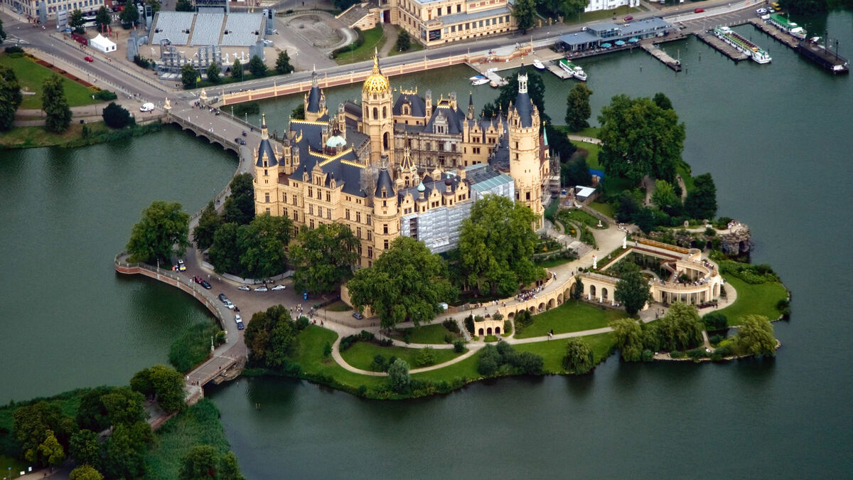 1996: bdp Schwerin bietet Steuer- und Rechtsberatung in der Landeshauptstadt.