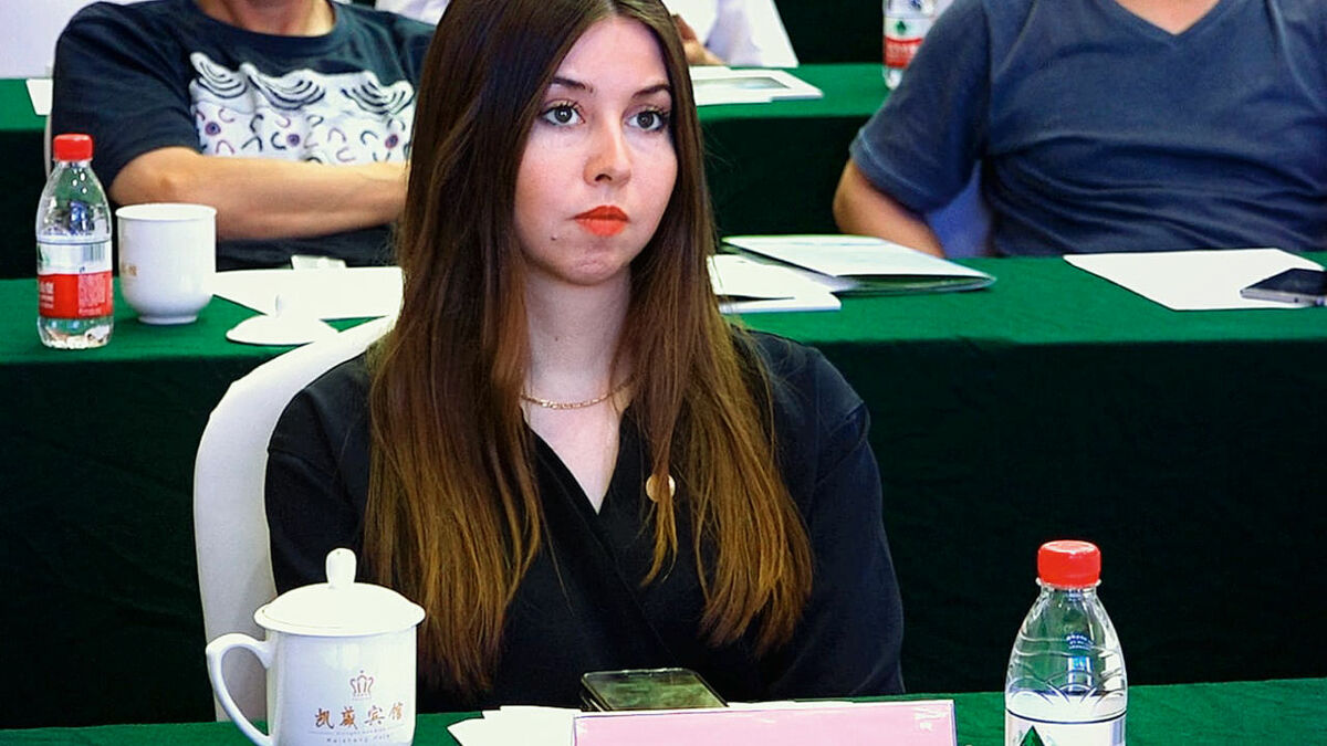 Sara Zimmermann auf einer Konferenz über Passivhäuser in Xiong'an (Hebei)