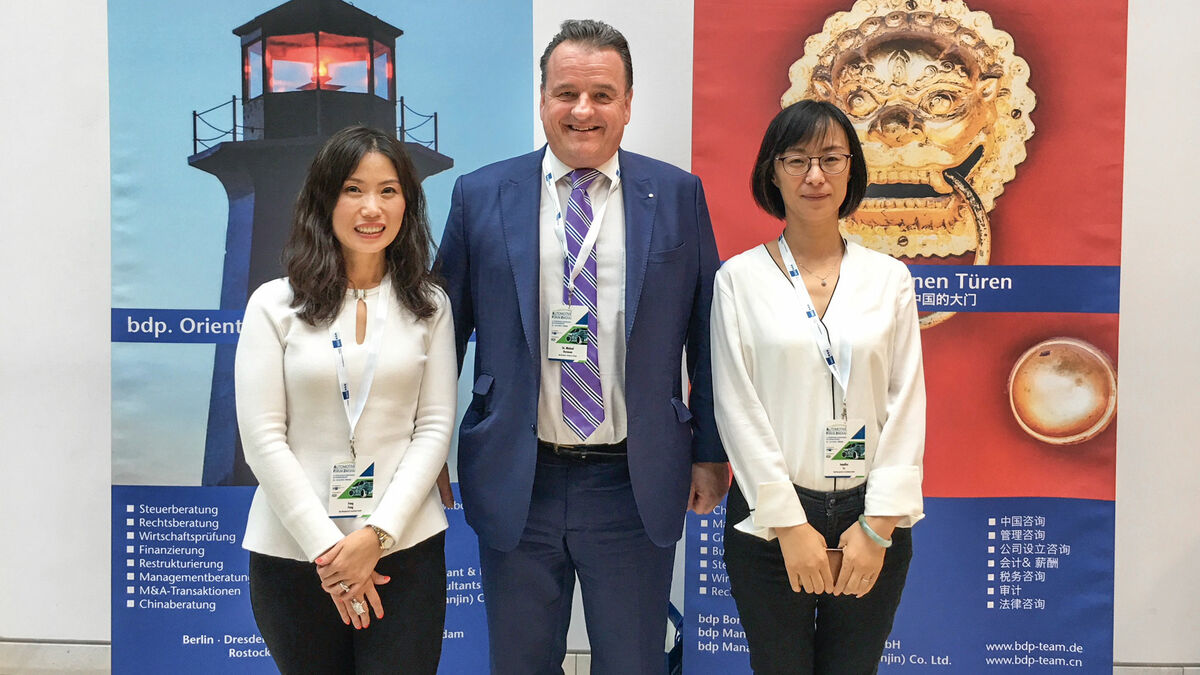 Am Stand von bdp: Fang Fang, Dr. Michael Bormann und Jenniver Lv (v.l.n.r.) Am Stand von bdp: Fang Fang, Dr. Michael Bormann und Jenniver Lv (v.l.n.r.)