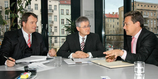 Die bdp Gründungspartner Dr. Michael Bormann und Andreas Demant im Beratungsgespräch mit Stefan Beiten, Geschäftsführer der Greenlight Media GmbH