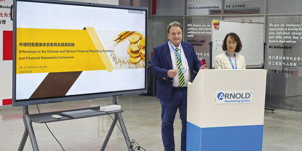 Dr. Michael Bormann, Steuerberater und CEO der bdp Gruppe, und CICPA Jennifer LV, Partnerin bei bdp China