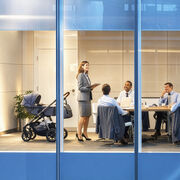 Geschäftsfrau mit Kinderwagen in Meeting